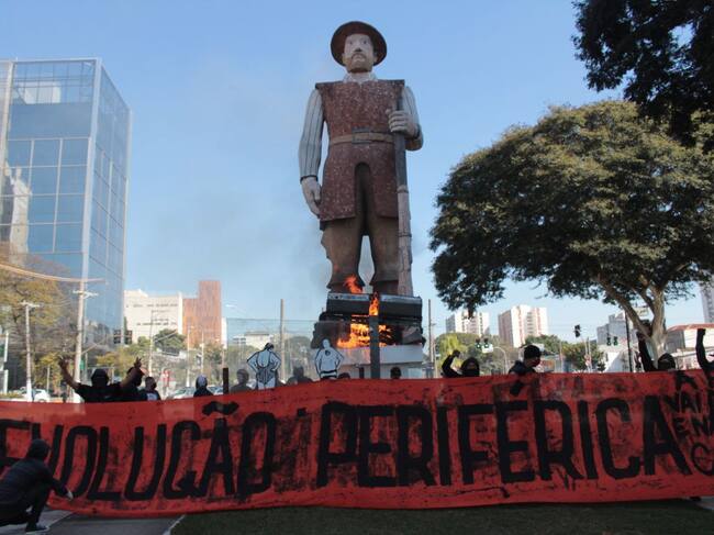 El momento en que se inicia el fuego en la estatua del esclavista Borba Gato