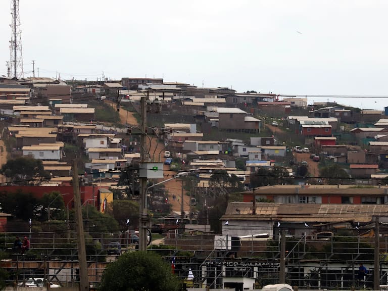 “No nos vamos a mover”: pobladores de toma Cerro La Virgen bloquean puntos de acceso al puerto de San Antonio