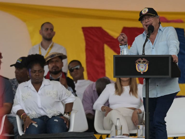 El presidente de Colombia, Gustavo Petro, da un discurso durante la conmemoración de una "Minga" que convocan los pueblos originarios.