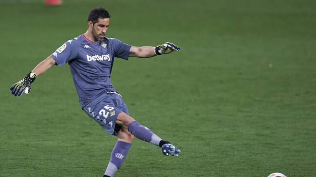 SEVILLE, SPAIN - APRIL 11: Claudio Bravo of Real Betis in action during the La Liga Santander match between Real Betis and Atletico de Madrid at Estadio Benito Villamarin on April 11, 2021 in Seville, Spain. Sporting stadiums around Spain remain under strict restrictions due to the Coronavirus Pandemic as Government social distancing laws prohibit fans inside venues resulting in games being played behind closed doors. (Photo by Mateo Villalba/Quality Sport Images/Getty Images)