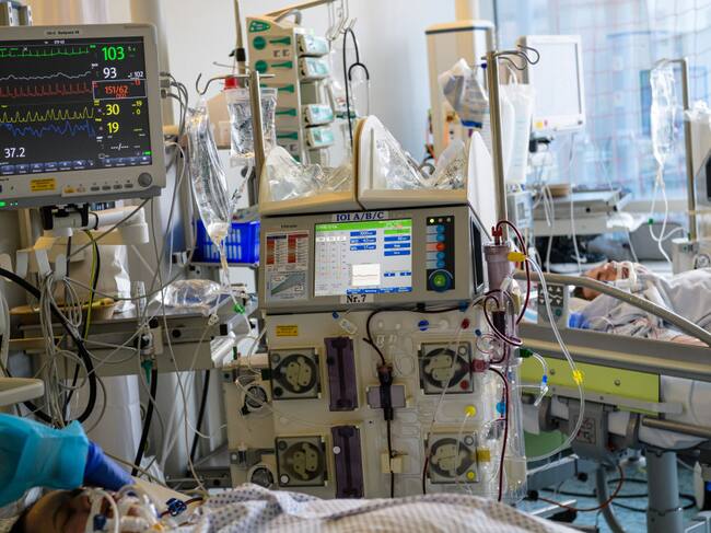 Pacientes con Covid-19 esperan en sus camas del Hospital Universitario de Leipzig