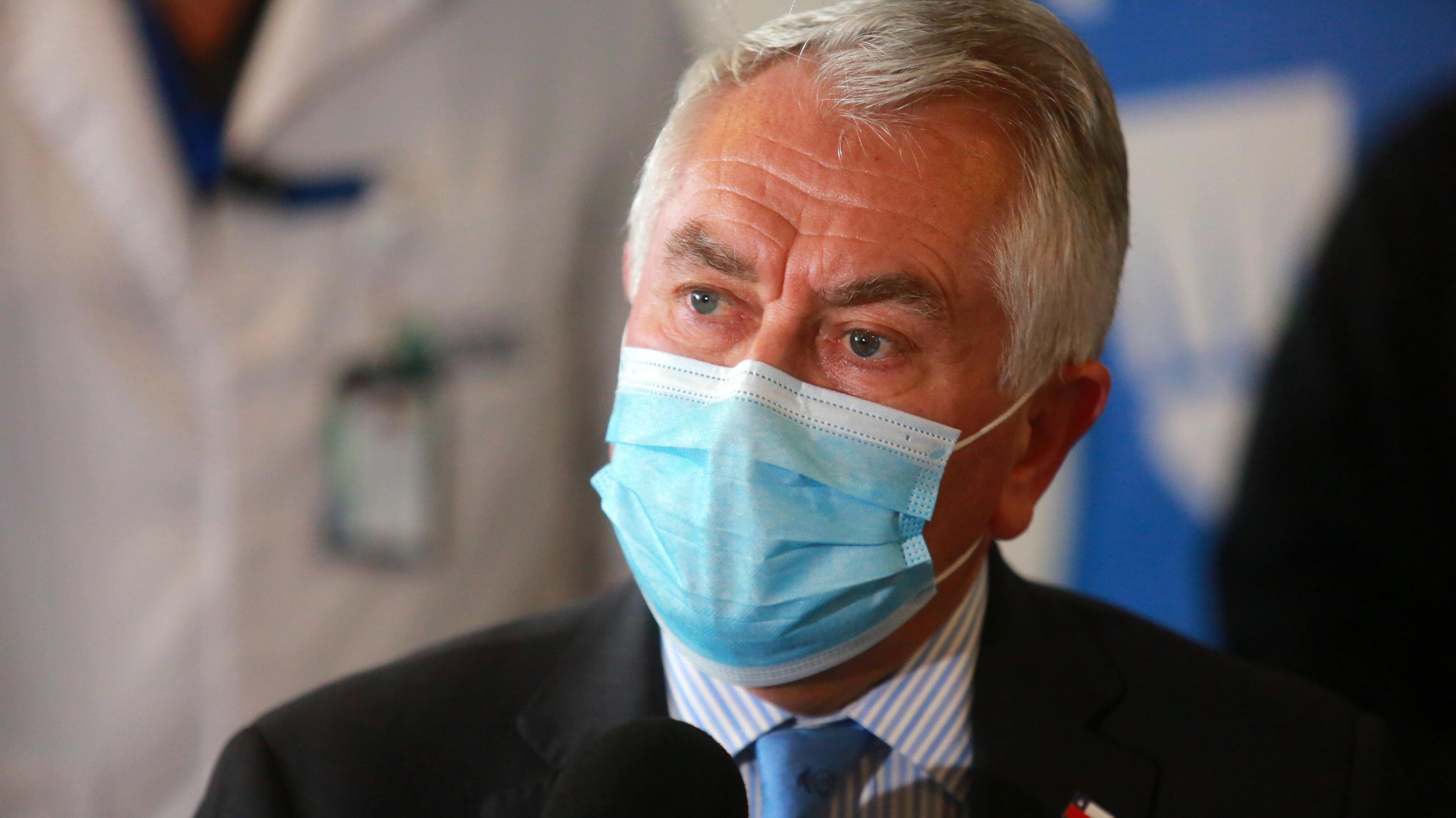 30 de Julio de 2020/SANTIAGO
El ministro de Salud Enrique Paris habla a los medios, durante participacin en ceremonia de entrega a enfermeras y enfermeros de Chile de 7.200 kits de higiene personal para pacientes internados en diversos hospitales del Servicio de Salud Metropolitano Sur y Oriente, en medio de la pandemia de COVID-19.
FOTO: JOSE FRANCISCO ZUIGA/AGENCIAUNO