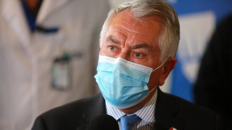 30 de Julio de 2020/SANTIAGO
El ministro de Salud Enrique Paris habla a los medios, durante participacin en ceremonia de entrega a enfermeras y enfermeros de Chile de 7.200 kits de higiene personal para pacientes internados en diversos hospitales del Servicio de Salud Metropolitano Sur y Oriente, en medio de la pandemia de COVID-19.
FOTO: JOSE FRANCISCO ZUIGA/AGENCIAUNO