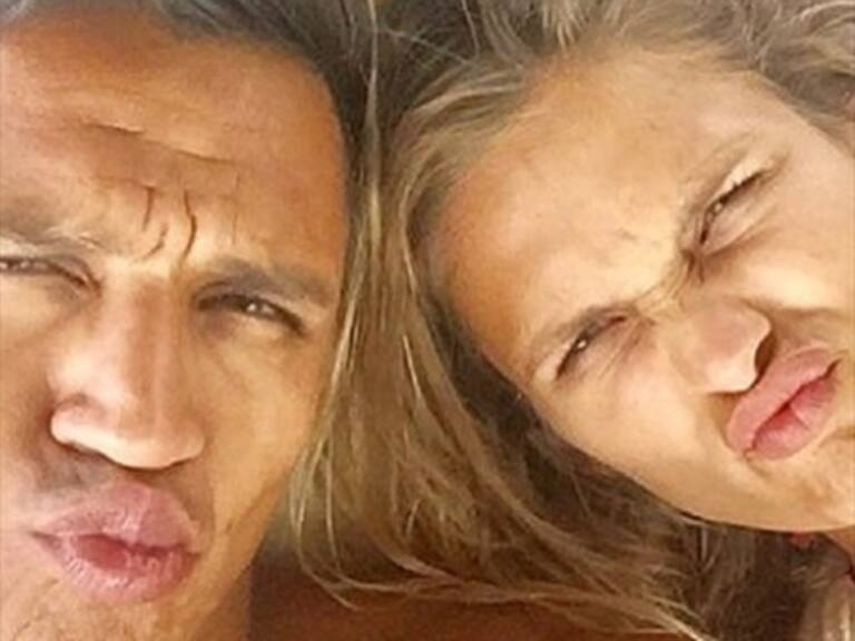La enigmática «storie» de Mayte Rodríguez con Alexis Sánchez en Inglaterra