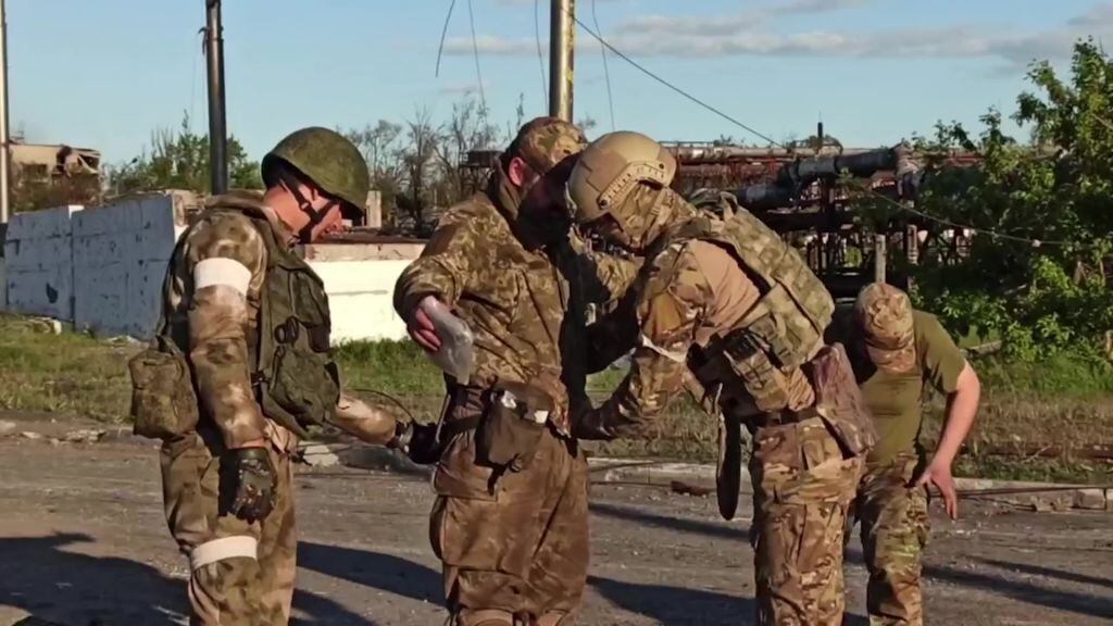 Fuerzas rusas registran a militares ucranianos que se rindieron en Azovstal