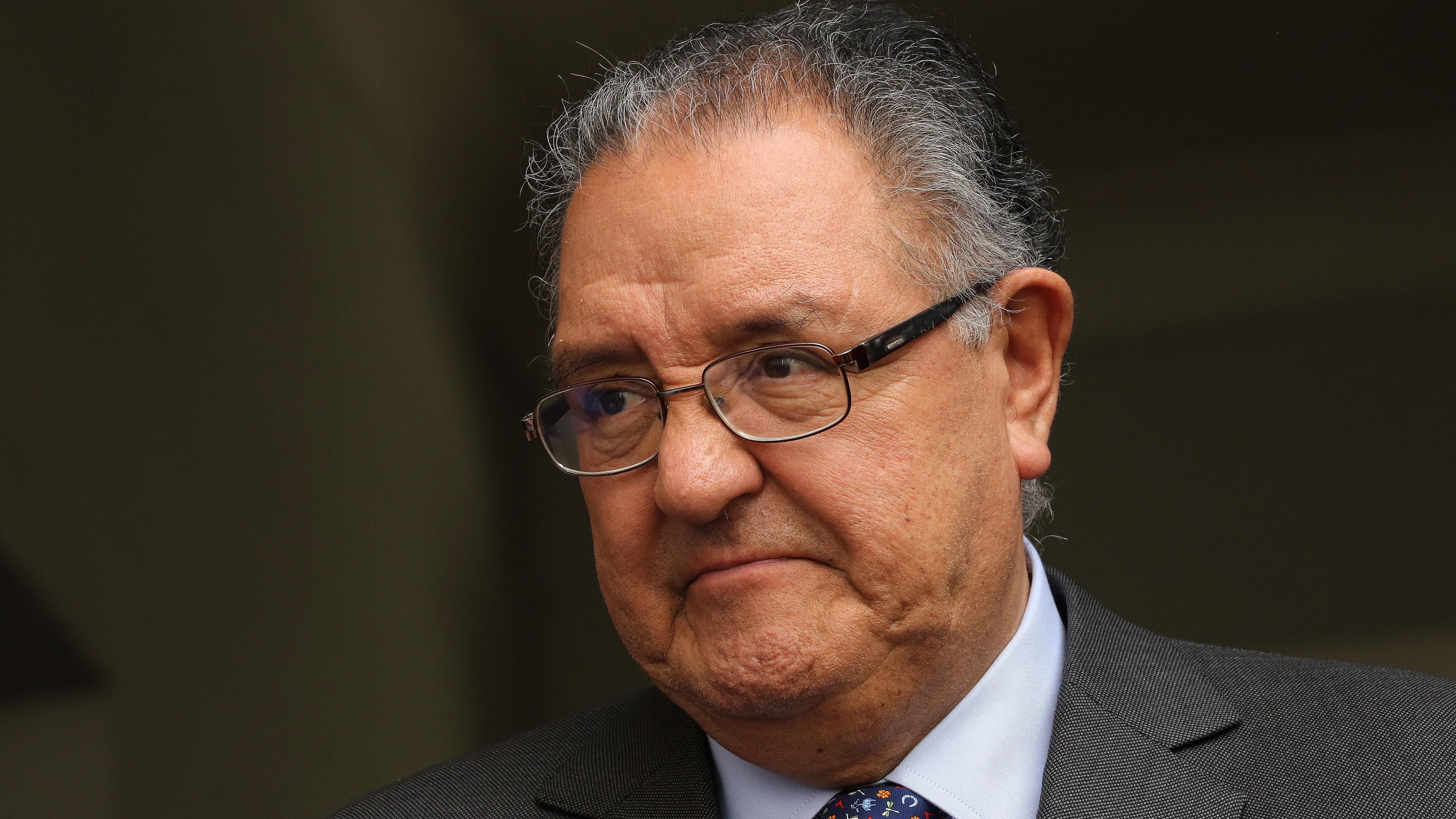 3 de enero de 2019/SANTIAGOEl senador Francisco Huenchumilla, se retira de la reunión que sostuvo con el ministro del Interior.
FOTO: SEBASTIAN BELTRAN GAETE/AGENCIAUNO