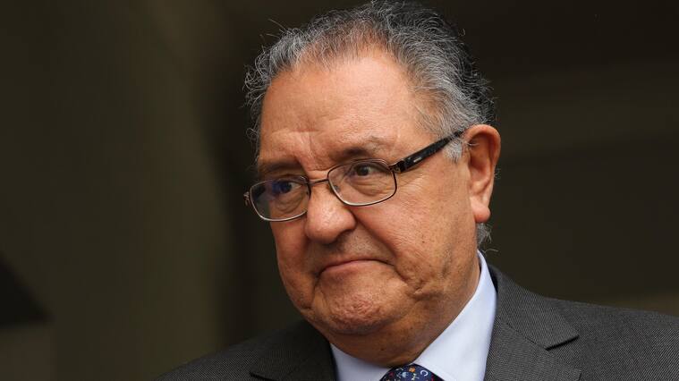 3 de enero de 2019/SANTIAGOEl senador Francisco Huenchumilla, se retira de la reunión que sostuvo con el ministro del Interior.
FOTO: SEBASTIAN BELTRAN GAETE/AGENCIAUNO