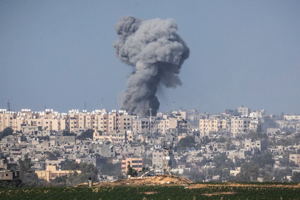 Humo sobre edificios en Gaza tras ataques de Israel