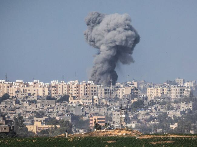 Humo sobre edificios en Gaza tras ataques de Israel