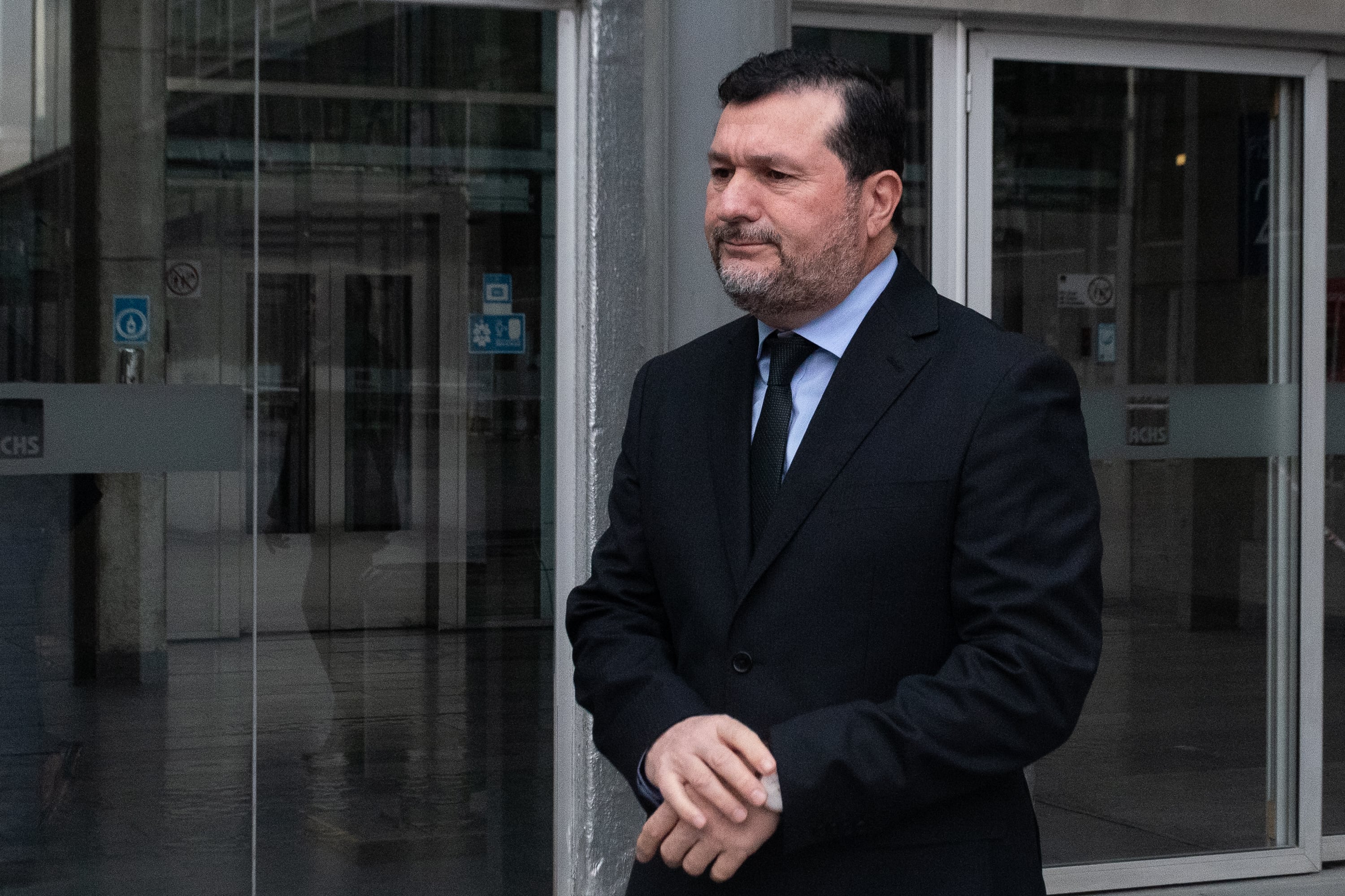 10 DE SEPTIEMBRE DEL 2026 / SANTIAGOEl Fiscal Regional Metropolitano Sur, Héctor Barros Vásquez, en su llegada al Centro de Justicia en marco del inicio del primer juicio oral por el secuestro con homicidio del exteniente venezolano Ronald Ojeda. El proceso se desarrolla a partir de la acusación presentada por el Ministerio Público contra el ciudadano venezolano Maickel David Villegas Rodríguez, quien fue extraditado desde Costa Rica en 2024 y es sindicado como uno de los presuntos autores del delito.FOTO: VICTOR HUENANTE / AGENCIAUNO