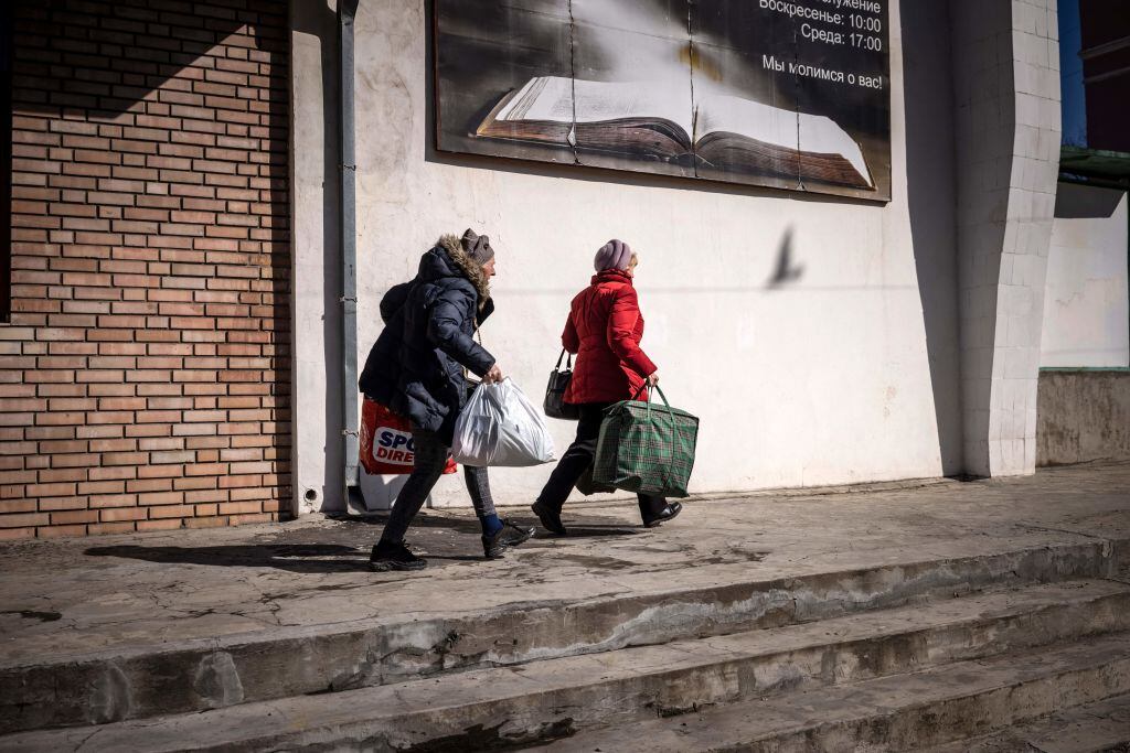 Dos mujeres caminan con su maletas por las calles de Kramatorsk