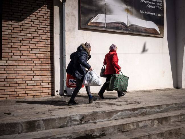 Dos mujeres caminan con su maletas por las calles de Kramatorsk