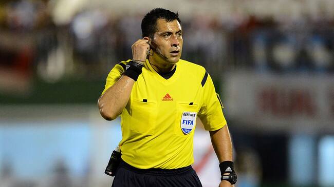 CHAPECO, BRAZIL - OCTOBER 28: Referee Julio Bascuñán in action during a match between Chapecoense and River Plate as part of Quarter Finals of Copa Sudamericana 2015 at Arena Conda Stadium on October 28, 2015 in Chapeco, Brazil (Photo by Edu Andrade/LatinContent via Getty Images)