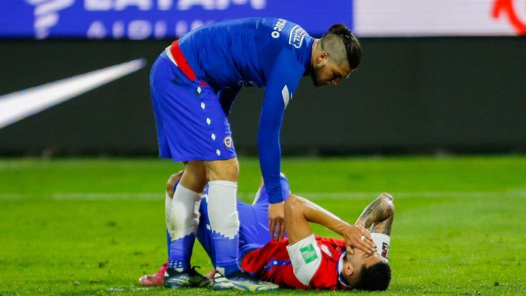 08 DE JUNIO DE 2021/SANTIAGOGuillermo Maripan (c) se lamenta al terminar el partido, durante el partido valido por las Clasificatorias al Mundial de Qatar 2022, entre las selecciones nacionales de Chile vs Bolivia, disputado en el Estadio San Carlos de Apoquindo.
FOTO: SEBASTIAN ORIA/AGENCIAUNO