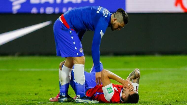 08 DE JUNIO DE 2021/SANTIAGOGuillermo Maripan (c) se lamenta al terminar el partido, durante el partido valido por las Clasificatorias al Mundial de Qatar 2022, entre las selecciones nacionales de Chile vs Bolivia, disputado en el Estadio San Carlos de Apoquindo.
FOTO: SEBASTIAN ORIA/AGENCIAUNO