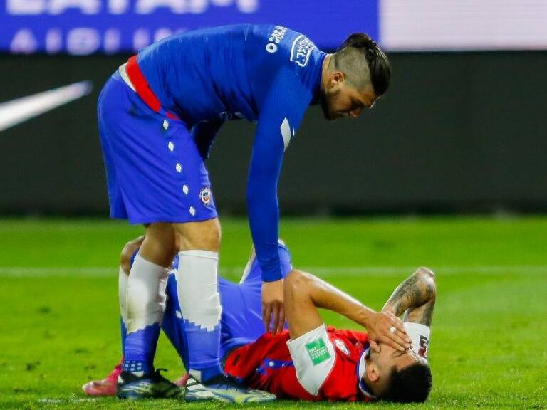 08 DE JUNIO DE 2021/SANTIAGOGuillermo Maripan (c) se lamenta al terminar el partido, durante el partido valido por las Clasificatorias al Mundial de Qatar 2022, entre las selecciones nacionales de Chile vs Bolivia, disputado en el Estadio San Carlos de Apoquindo.
FOTO: SEBASTIAN ORIA/AGENCIAUNO