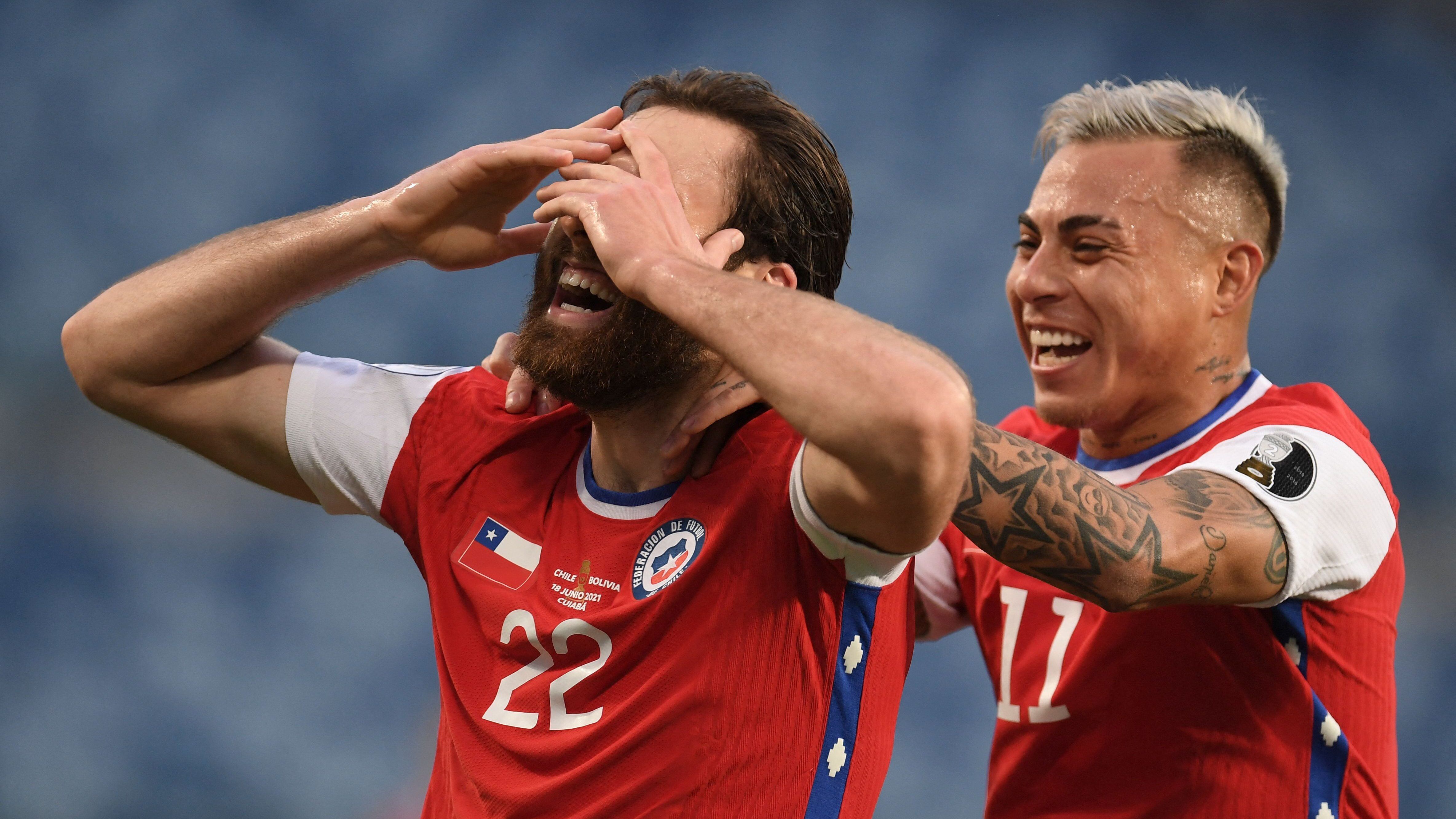 Chile's Ben Brereton (L) celebrates with teammate Eduardo Vargas after scoring against Bolivia during their Conmebol Copa America 2021 football tournament group phase match at the Pantanal Arena in Cuiaba, Brazil, on June 18, 2021. (Photo by Douglas MAGNO / AFP) (Photo by DOUGLAS MAGNO/AFP via Getty Images)