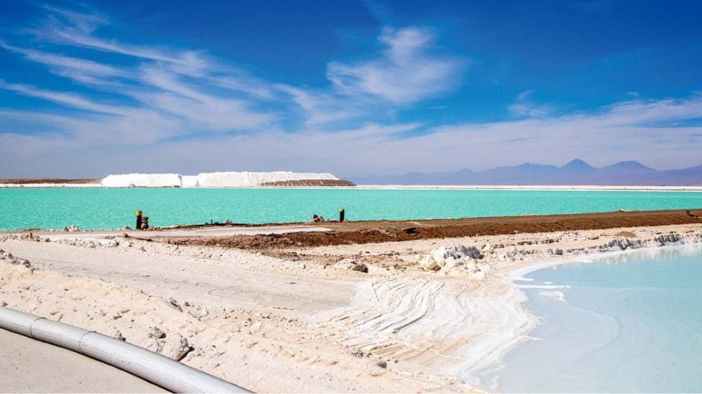 Acciones de SQM suben tras acuerdo público-privado con Codelco por litio en Salar de Atacama