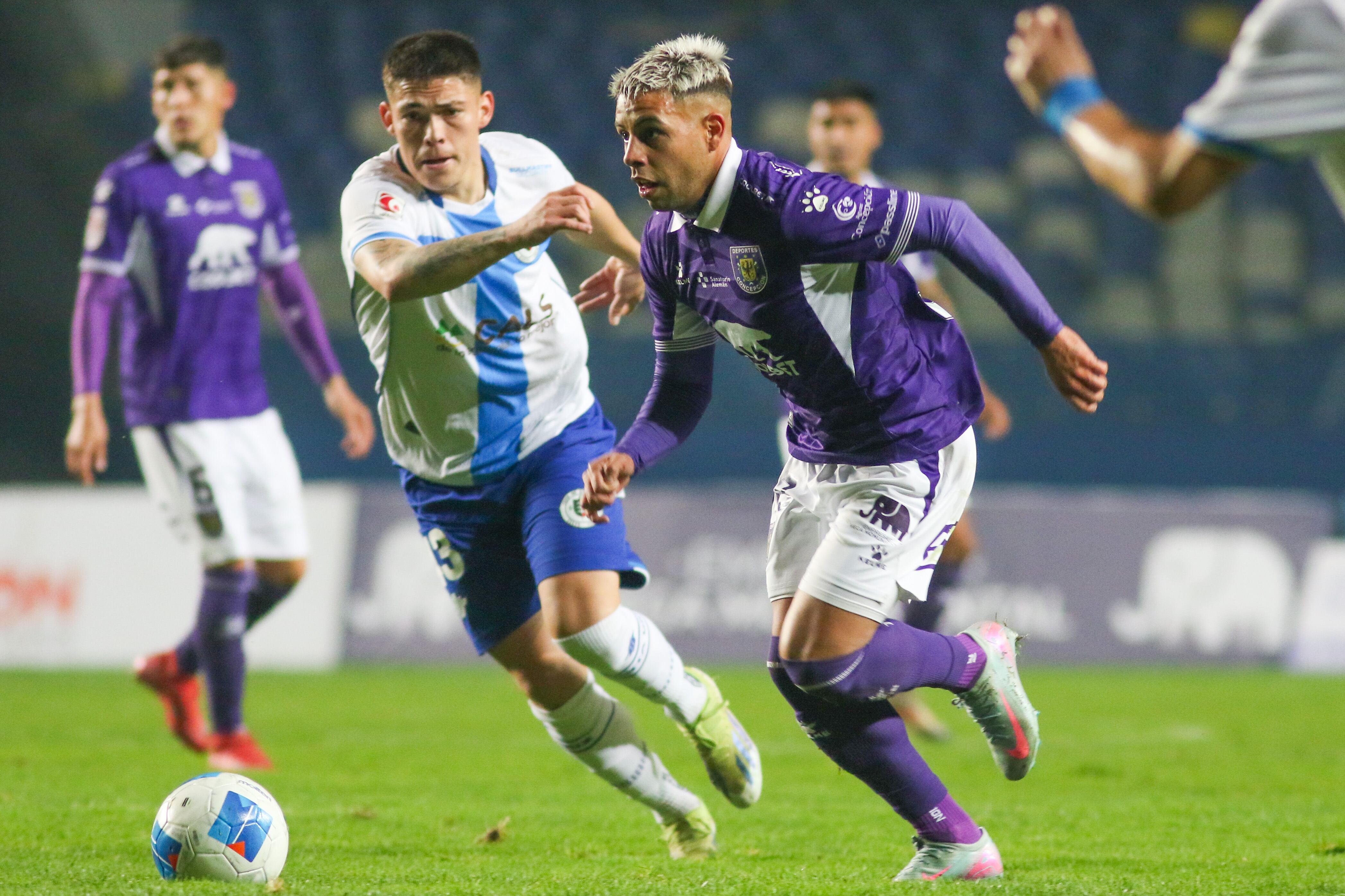 04 de Agosto de 2025/CONCEPCION
Ulises Ojeda disputa el balon,durante el partido válido por la decimonovena fecha de la Liga de Ascenso, entre Deportes Concepcion y Deportes Santa Cruz, disputado en el Estadio Ester Roa Reboledo
FOTO: DANIEL PINO/UNO NOTICIAS