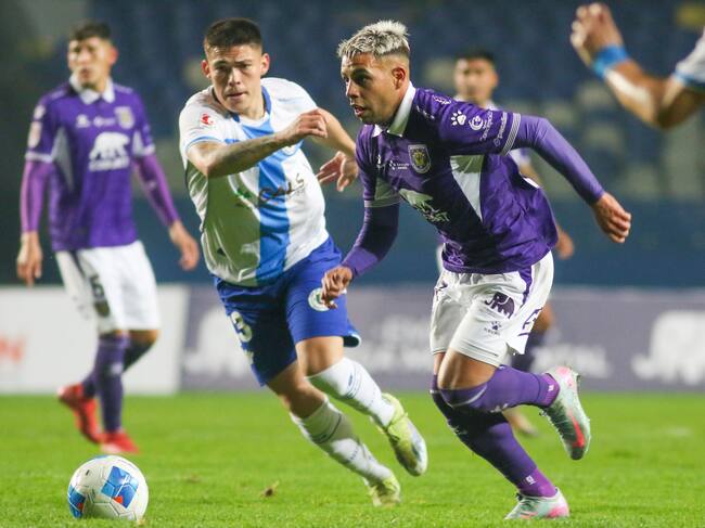 04 de Agosto de 2025/CONCEPCION
Ulises Ojeda disputa el balon,durante el partido válido por la decimonovena fecha de la Liga de Ascenso, entre Deportes Concepcion y Deportes Santa Cruz, disputado en el Estadio Ester Roa Reboledo
FOTO: DANIEL PINO/UNO NOTICIAS