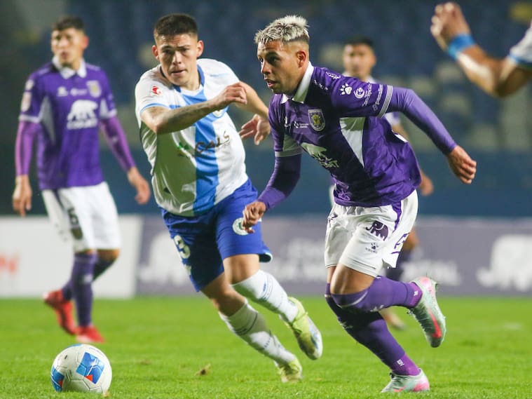 04 de Agosto de 2025/CONCEPCION
Ulises Ojeda disputa el balon,durante el partido válido por la decimonovena fecha de la Liga de Ascenso, entre Deportes Concepcion y Deportes Santa Cruz, disputado en el Estadio Ester Roa Reboledo
FOTO: DANIEL PINO/UNO NOTICIAS