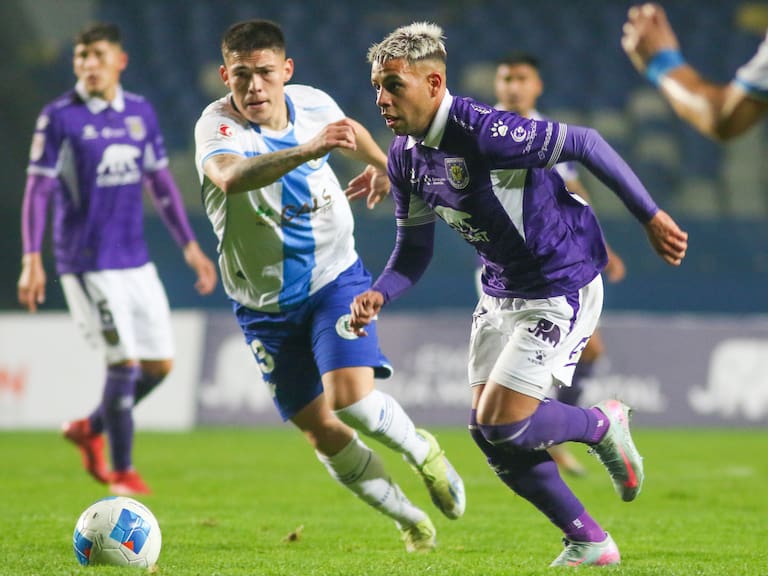 04 de Agosto de 2025/CONCEPCION
Ulises Ojeda disputa el balon,durante el partido válido por la decimonovena fecha de la Liga de Ascenso, entre Deportes Concepcion y Deportes Santa Cruz, disputado en el Estadio Ester Roa Reboledo
FOTO: DANIEL PINO/UNO NOTICIAS