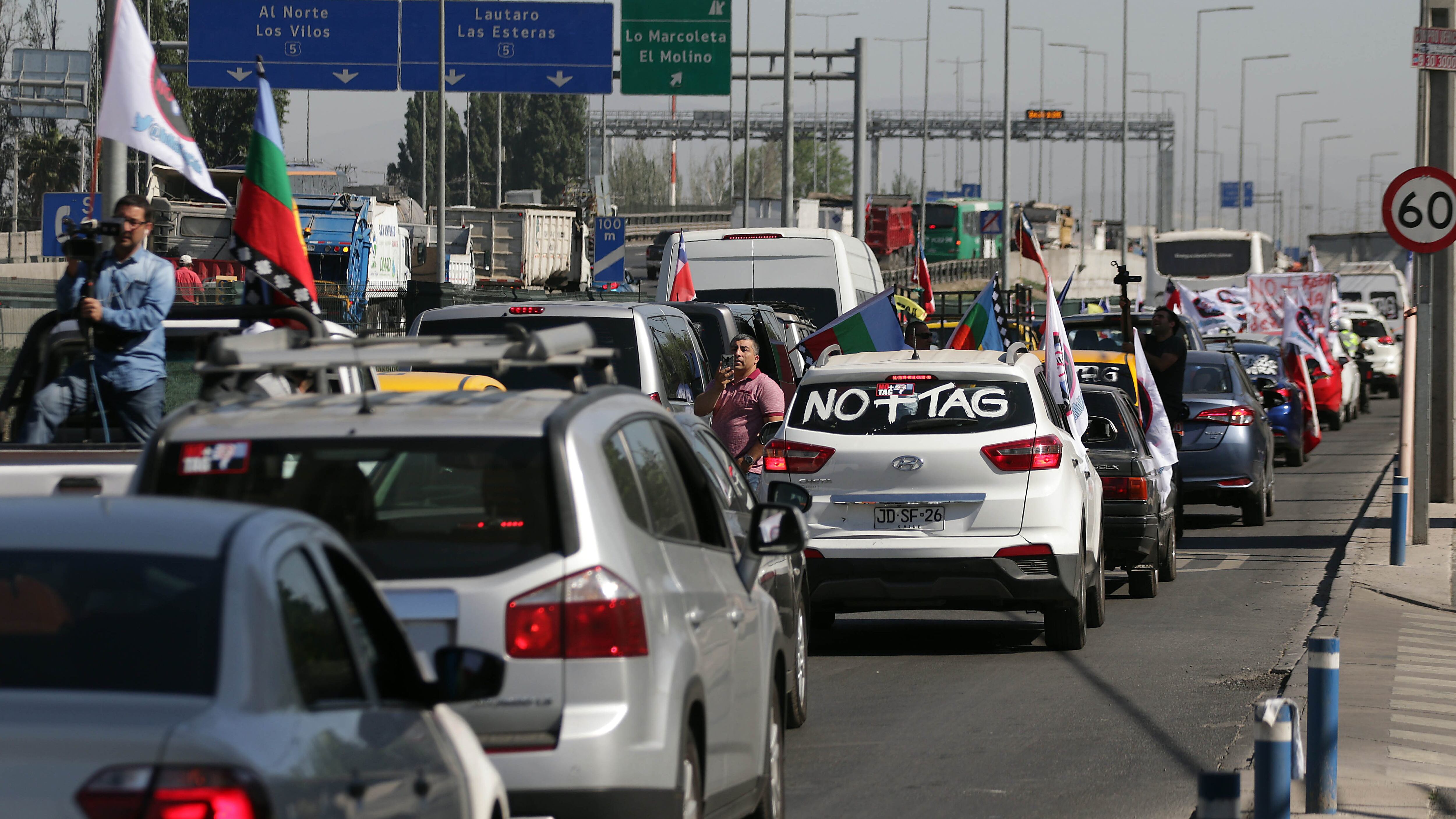 06 DE NOVIEMBRE DE 2019/SANTIAGOCaravana de vehículos se desplaza lentamente desde Ruta 5 al Norte protestando contra las tarifas del TAG
FOTO: FRANCISCO CASTILLO/AGENCIAUNO