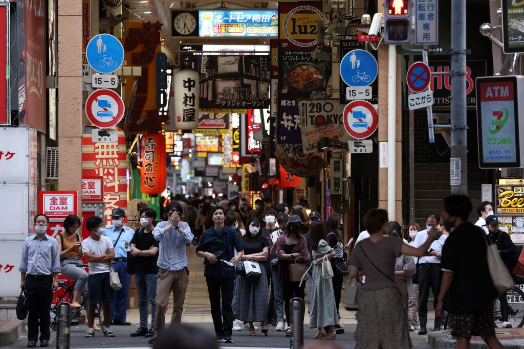 Los ciudadanos pasean por Osaka durante el estado de emergencia por el virus