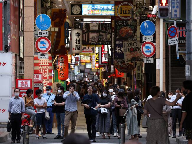Los ciudadanos pasean por Osaka durante el estado de emergencia por el virus