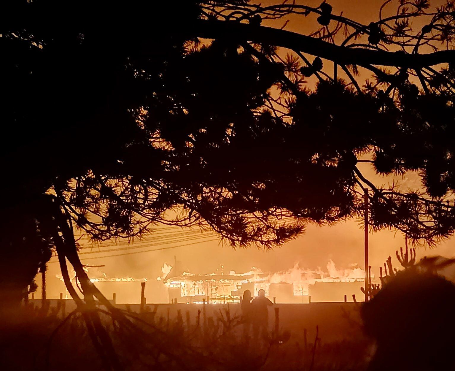 Incendio estructural destruye por completo Colegio Bicentenario en Puerto Montt