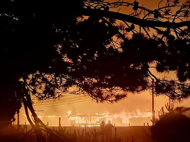 Incendio estructural destruye por completo Colegio Bicentenario en Puerto Montt