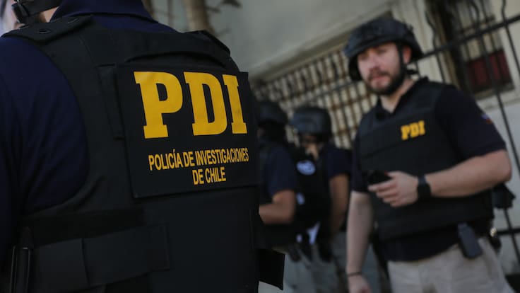 PDI realiza operativo policial en Barrio Yungay y allana departamentos en pleno centro de Santiago