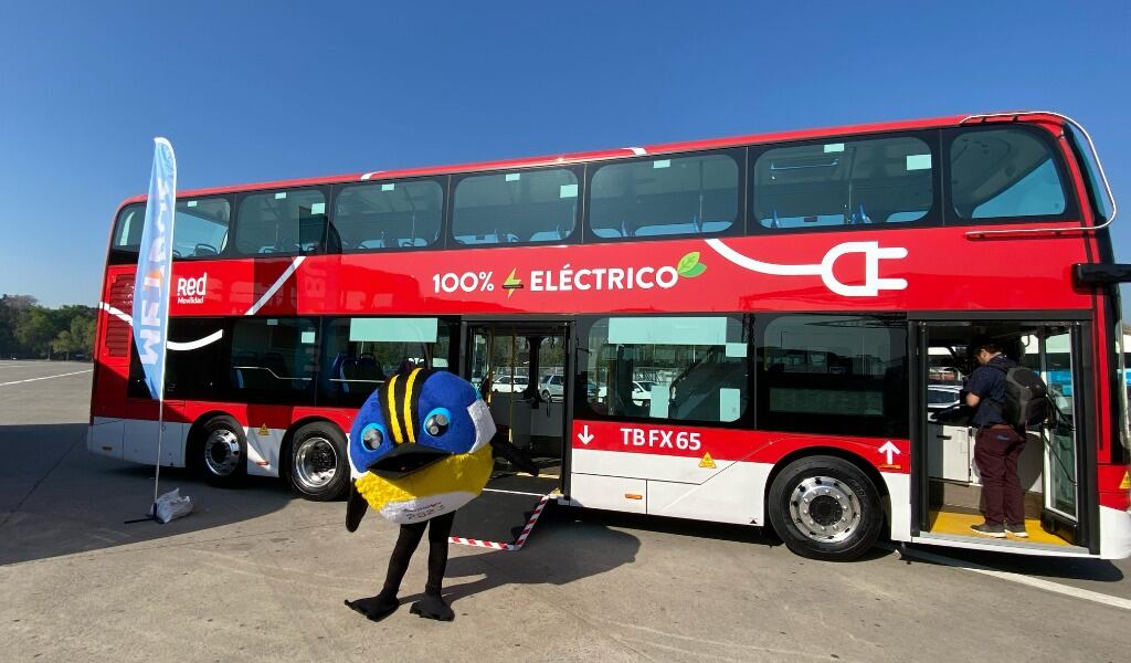 Santiago 2023 presenta buses de dos pisos