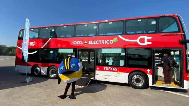 Santiago 2023 presenta buses de dos pisos