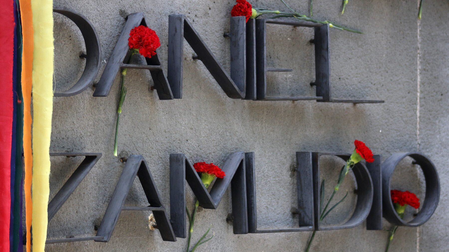 27 DE MARZO 2019 / SANTIAGO
En el marco del sétimo aniversario del fallecimiento de Daniel Zamudio, el Movimiento de Integración y Liberación Homosexual (Movilh) realiza un homenaje a todas las víctimas fatales de la homofobia y las transfobia, en el Memorial de la Diversidad. A esta actividad también se suma la Fundación Daniel Zamudio, en donde estuvo presente la madre del joven.
FOTO: AILEN DÍAZ/AGENCIAUNO