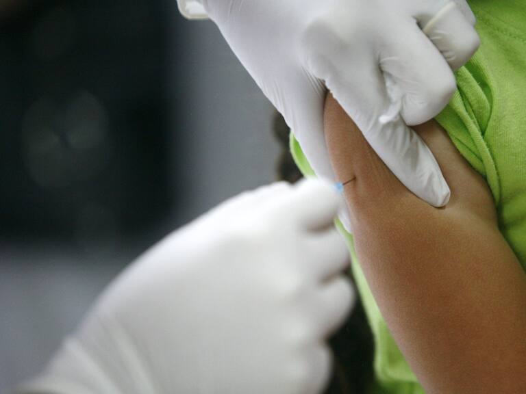 Niña siendo vacunada contra la meningitis