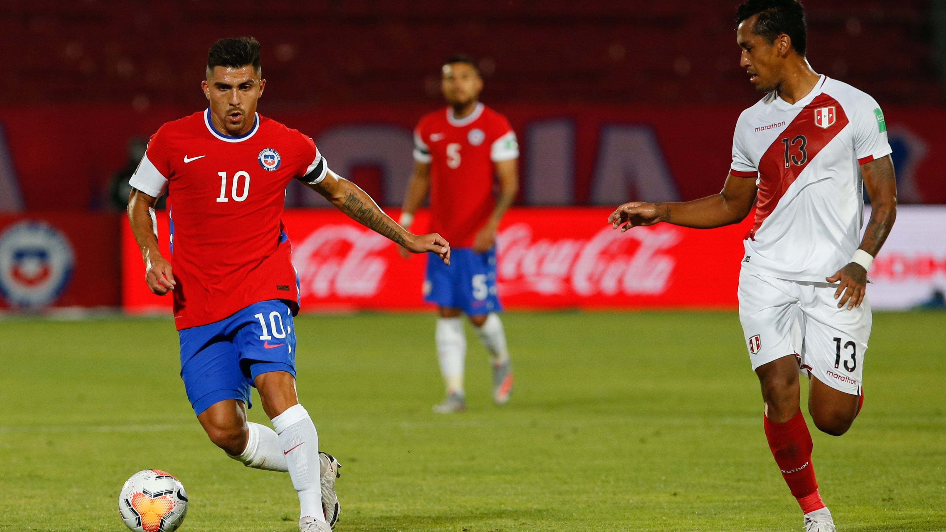13 de Noviembre del 2020/SANTIAGOCesar Pinares y Renato Tapia ,durante el partido valido por la Fase de Grupos 3/18 por la clasificación de Conmebol para la Copa Mundial de Fútbol Qatar 2022, entre Chile vs Peru, disputado en el Estadio Nacional.
FOTO:FRANCISCO LONGA/AGENCIAUNO
