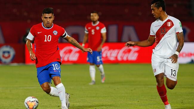 13 de Noviembre del 2020/SANTIAGOCesar Pinares y Renato Tapia ,durante el partido valido por la Fase de Grupos 3/18 por la clasificación de Conmebol para la Copa Mundial de Fútbol Qatar 2022, entre Chile vs Peru, disputado en el Estadio Nacional.
FOTO:FRANCISCO LONGA/AGENCIAUNO