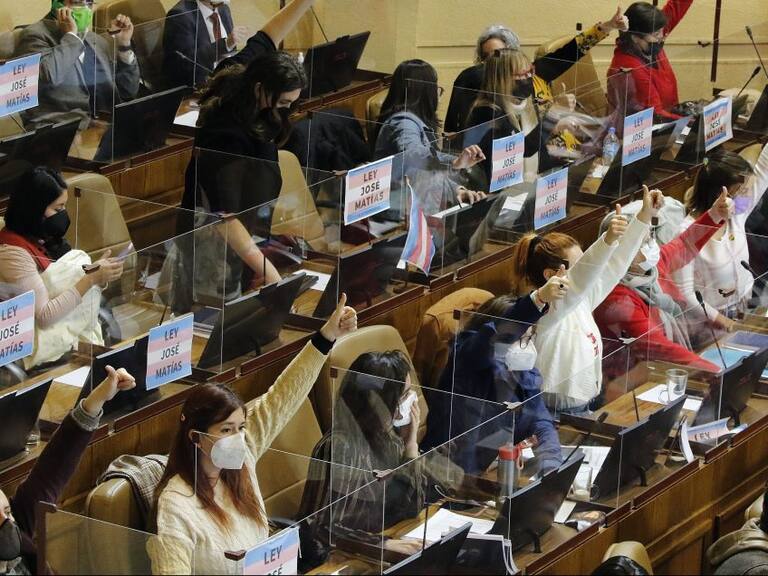 15 DE JUNIO DE 2022/VALPARAISODiputados del oficialismo, durante la Sesión de la Cámara de Diputados, que analiza el proyecto que refuerza la normativa sobre convivencia escolar, considerando respeto de identidad sexual y de género.
FOTO: LEONARDO RUBILAR CHANDIA/AGENCIAUNO