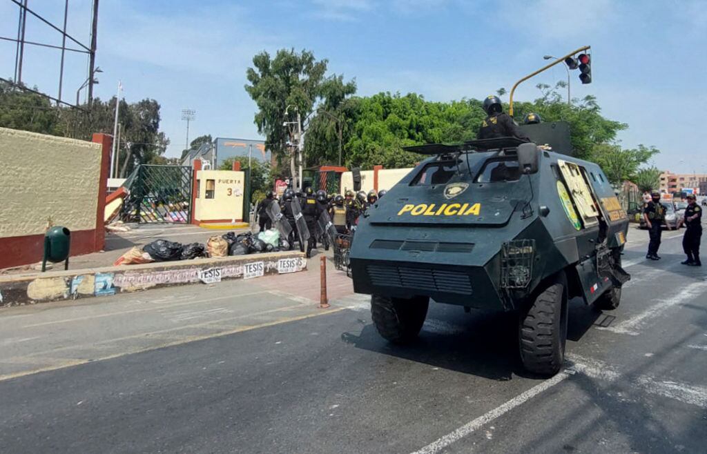 Policía del Perú ingresa con un blindado a la Universidad San Marcos