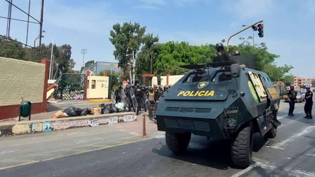 Policía del Perú ingresa con un blindado a la Universidad San Marcos