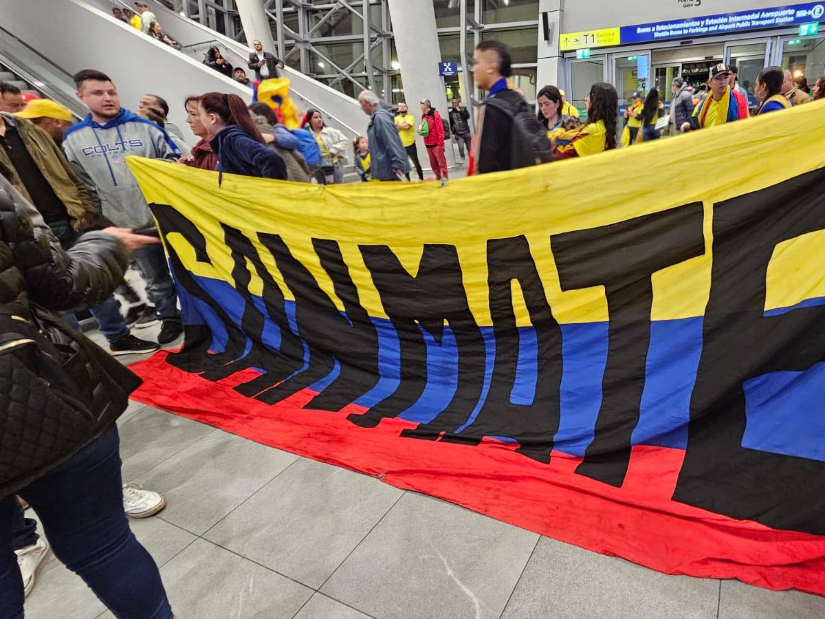 Cientos de hinchas colombianos hicieron la previa del arribo de su selección a Chile