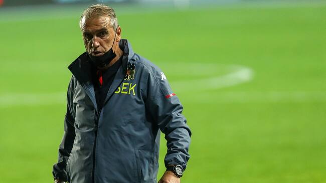 19 DE ABRIL DE 2021/RANCAGUAEl Director Tcnico de Union Espaola, Jose Pellicer (c) reparte instrucciones, durante el partido valido por la cuarta fecha del Campeonato Nacional AFP PlanVital 2021, entre Universidad de Chile y Union Espaola, disputado en el Estadio El Teniente.
FOTO: SEBASTIAN ORIA/AGENCIAUNO