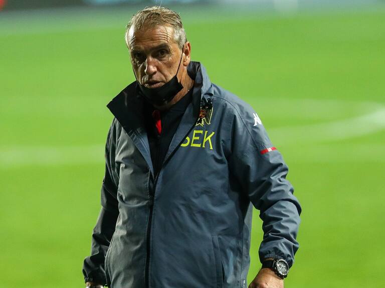 19 DE ABRIL DE 2021/RANCAGUAEl Director Tcnico de Union Espaola, Jose Pellicer (c) reparte instrucciones, durante el partido valido por la cuarta fecha del Campeonato Nacional AFP PlanVital 2021, entre Universidad de Chile y Union Espaola, disputado en el Estadio El Teniente.
FOTO: SEBASTIAN ORIA/AGENCIAUNO