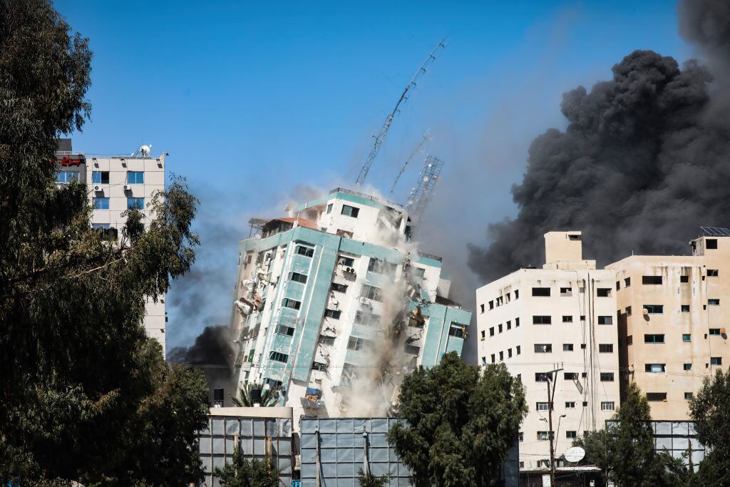 La fuerza aérea israelí destruye un edificio donde se alojaban medios internacionales