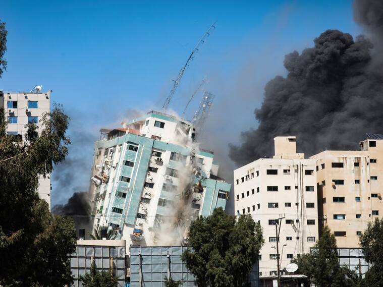 La fuerza aérea israelí destruye un edificio donde se alojaban medios internacionales