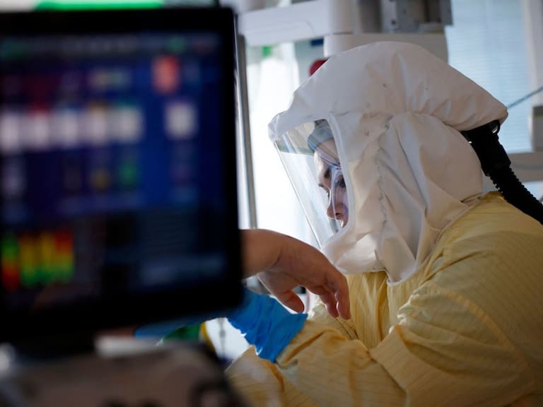 Enfermera de UCI atiende a paciente Covid-19 en un hospital de Inglaterra