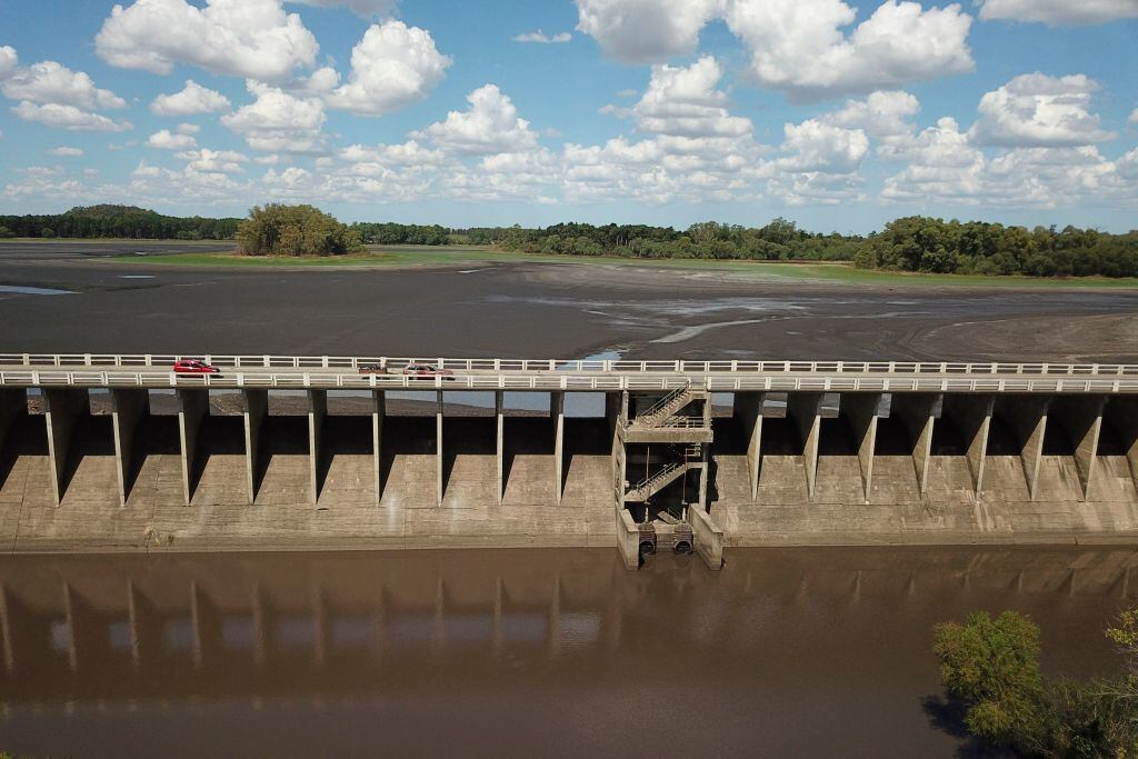 Represa vacía y sin agua en Canelones de Uruguay