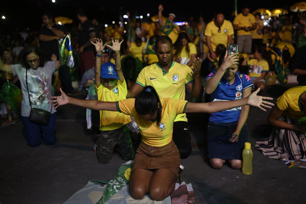 Fanáticos de Jair Bolsonaro oran frente a su domicilio en Río de Janeiro