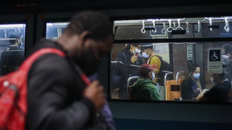 1 de marzo del 2021/SANTIAGOUna mujer viaja sentada en el metro de Santiago, durante el denominado super lunes, donde los estudiantes entrarían a clases presenciales en los diversos colegios de la capital.
FOTO: SEBASTIAN BELTRAN GAETE/AGENCIAUNO